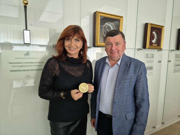 Atminimo ženklas „Lietuvos partizanas“ perduotas Algimanto Stankūno dukrai Sigitai Lipnei