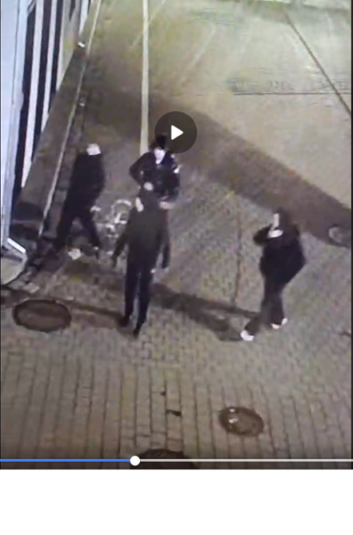 Miesto vaizdo stebėjimo kameros užfiksavo savaitgalio „naktinėtojus“,  kurie senamiestyje spardė...