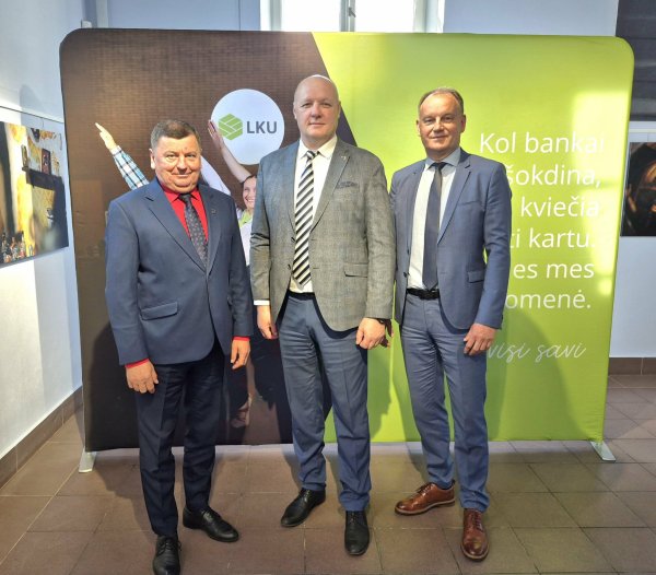 Meras V. Tamulis ir administracijos direktorius G. Muznikas pasveikino Kėdainių krašto kredito...