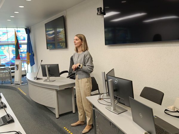 Savivaldybėje vyko teorinis-praktinis užsiėmimas „Taisyklingas judesys ir ergonomika darbo vietoje“