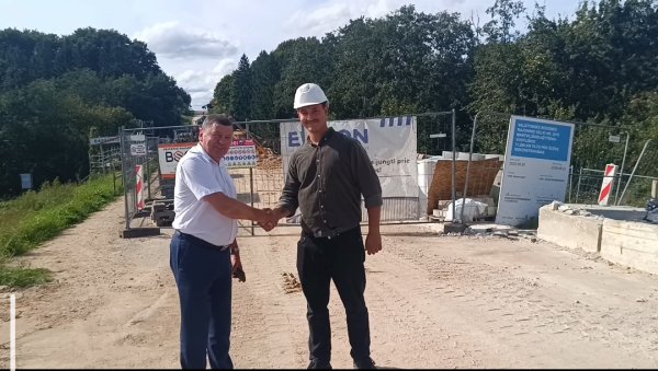 Į Ažytėnus vedančio tilto per Šušvės upę statybos sparčiai juda į priekį